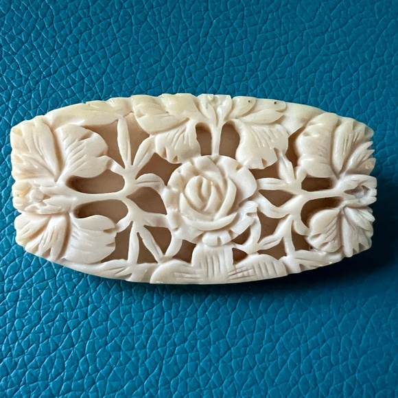 Jewelry - Ivory Color Rose Vine Brooch